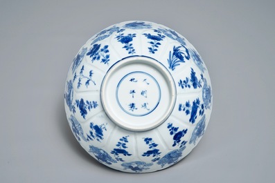 Un bol en forme de lotus en porcelaine de Chine bleu et blanc &agrave; d&eacute;cor d'immortels, marque de Chenghua, Kangxi