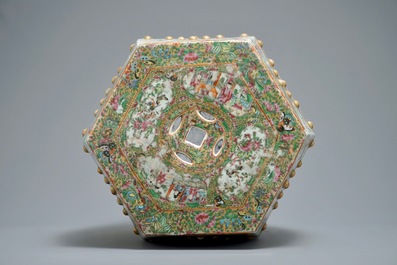 Un tabouret de forme hexagonale en porcelaine de Chine famille rose de Canton, 19&egrave;me