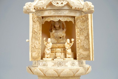 Een fijn Japans ivoren zushi altaar schrijn, Meiji, 19e eeuw