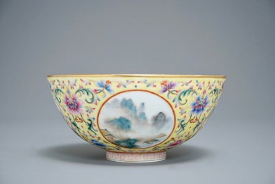 Un bol en porcelaine de Chine famille rose &agrave; fond jaune, marque de Yongzheng, 20&egrave;me