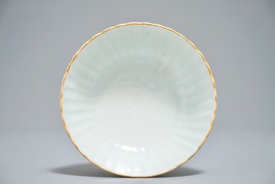 A Chinese qianjiang cai bowl with floral design, 19/20th C.