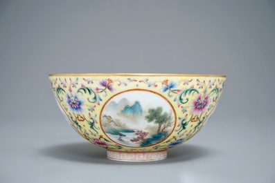 Un bol en porcelaine de Chine famille rose &agrave; fond jaune, marque de Yongzheng, 20&egrave;me