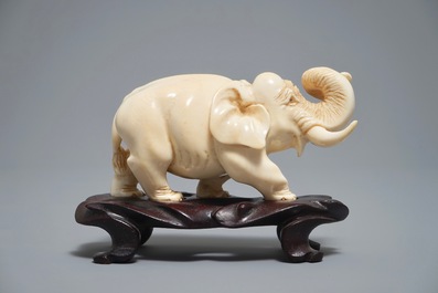 Een Chinees ivoren model van een olifant, 19/20e eeuw