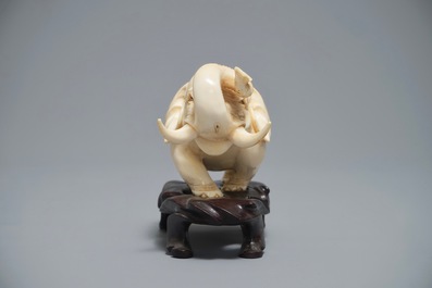 Un mod&egrave;le d'un &eacute;l&eacute;phant en ivoire sculpt&eacute;, Chine, 19/20&egrave;me