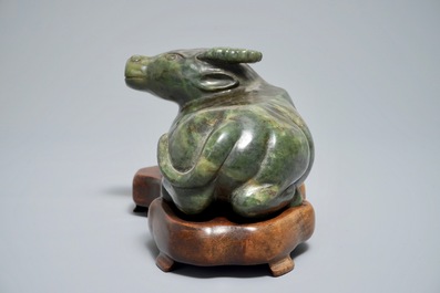 Een Chinees model van een buffel in donkergroene jade, 19/20e eeuw