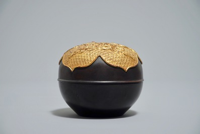 A round Chinese gilt-lacquered box and cover with applied floral design, Qianlong mark, 18/19th C.