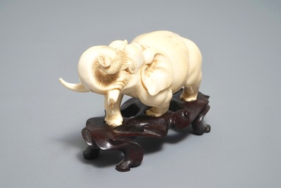 Een Chinees ivoren model van een olifant, 19/20e eeuw