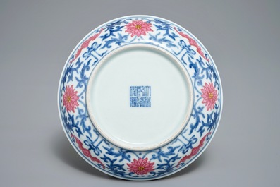 Une assiette en porcelaine de Chine bleu et blanc aux &eacute;maux roses, marque de Qianlong, 20&egrave;me