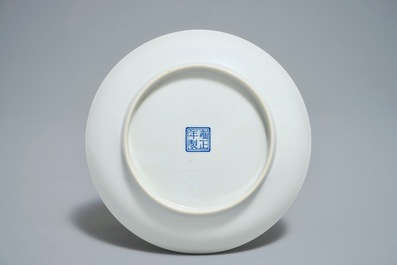 Une assiette &agrave; d&eacute;cor 'sanduo' en porcelaine de Chine famille rose, marque de Yongzheng, 20&egrave;me