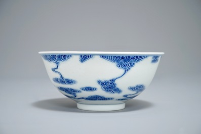 Un bol en porcelaine de Chine bleu et blanc &agrave; d&eacute;cor de nuages, marque de Guangxu, 19/20&egrave;me
