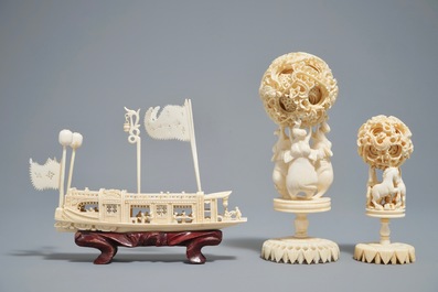 Un mod&egrave;le d'une jonque et deux boules de Canton en ivoire sculpt&eacute;, Chine, 19/20&egrave;me