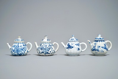 Quatre th&eacute;i&egrave;res en forme de citrouille en porcelaine de Chine bleu et blanc, Kangxi