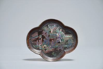 Vijf gelobde Chinese zilveren en laque burgaut&eacute; schotels en vier koppen, 17/18e eeuw