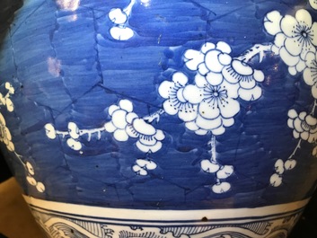 Un aquarium en porcelaine de Chine bleu et blanc aux fleurs de prunus, 19&egrave;me