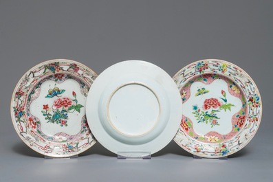 Cinq assiettes en porcelaine de Chine famille rose, Yongzheng et Qianlong