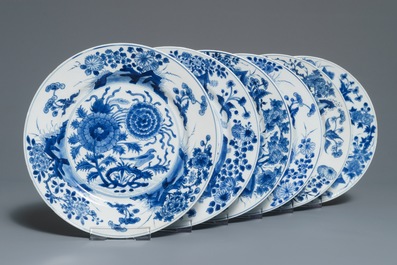 Zes blauwwitte Chinese borden met chrysanten, Kangxi