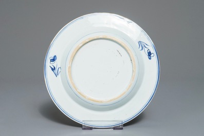 Drie Chinese blauwwitte en Kakiemon-stijl borden, 18e eeuw