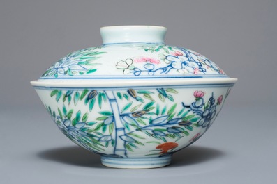 19-20世纪 乾隆 花卉粉彩盖碗