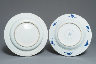 Deux plats en porcelaine de Chine bleu et blanc aux d&eacute;cors floraux, Kangxi et Qianlong