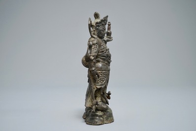 Een Chinese bronzen figuur van de beschermheer Dhanada, Ming