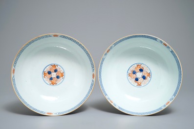 A pair of Chinese Imari-style bowls with floral design, Yongzheng/Qianlong