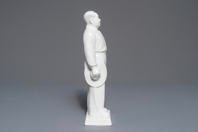 Een Chinese figuur van Mao Zedong met hoed in de hand, 2e helft 20e eeuw