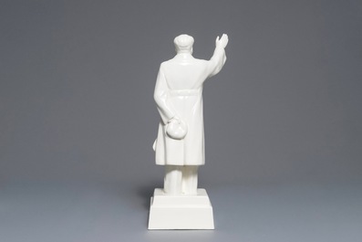 Une grande figure de Mao Zedong saluant sur socle en porcelaine de Chine, marqu&eacute;, 2&egrave;me moiti&eacute; du 20&egrave;me