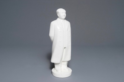 Une grande figure de Mao Zedong debout en porcelaine de Chine, 2&egrave;me moiti&eacute; du 20&egrave;me