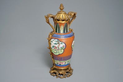 Un vase en gr&egrave;s de Yixing &eacute;maill&eacute; &agrave; monture en bronze ormolu, Chine, 19&egrave;me