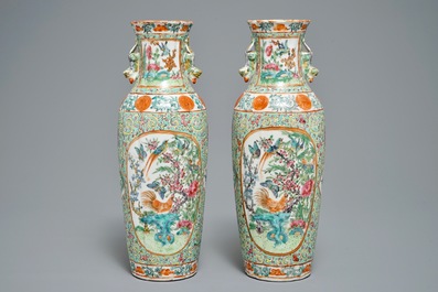 Une paire de vases en porcelaine de Chine famille rose &agrave; fond turquoise, 19th C.
