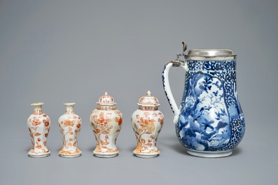 Een Japanse blauwwitte Arita kroes met zilveren montuur en een miniatuur kaststel, Edo, 17/18e eeuw