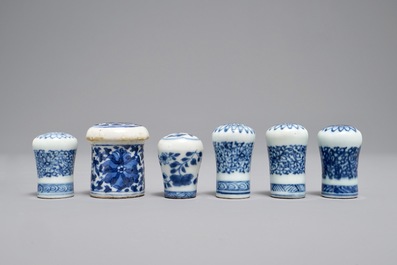 Douze pommeaux de cannes ou boutons pour peintures rouleau en porcelaine de Chine bleu et blanc, 18&egrave;me et apr&egrave;s