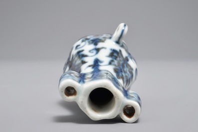 Un mangeoire &agrave; oiseau en porcelaine de Chine bleu et blanc, marque de Xuande, Ming ou apr&egrave;s