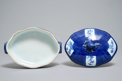 Une terrine couverte sur pr&eacute;sentoir en porcelaine de Chine bleu poudr&eacute;, 19&egrave;me