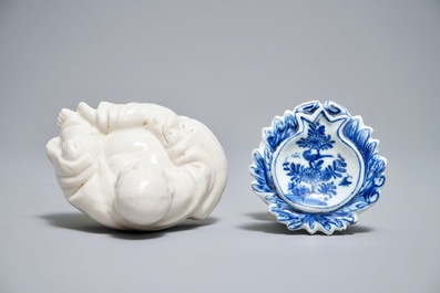 Een paar Chinese famille rose borden, een blauwwit zoutvat en een Boeddha, Kangxi en later