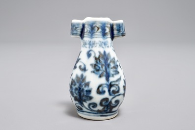 Een Chinees blauwwit vogelvoederbakje in de vorm van een pijlvaas, Xuande merk, Ming of later