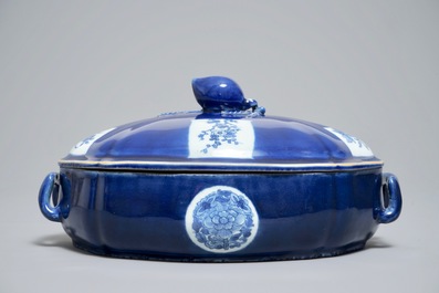 Une terrine couverte sur pr&eacute;sentoir en porcelaine de Chine bleu poudr&eacute;, 19&egrave;me