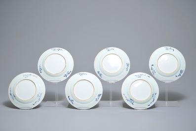 Six assiettes en porcelaine de Chine bleu et blanc &agrave; d&eacute;cor floral, Qianlong