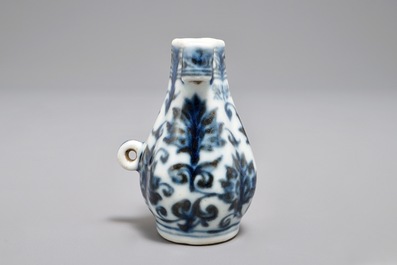 Un mangeoire &agrave; oiseau en porcelaine de Chine bleu et blanc, marque de Xuande, Ming ou apr&egrave;s