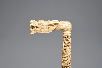 Une canne en ivoire finement sculpt&eacute;, Canton, Chine, 19&egrave;me