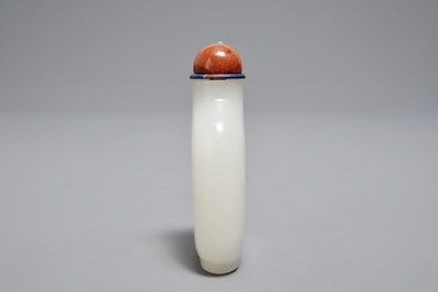 Een Chinese witte jade snuiffles met goudstenen stopper, 19/20e eeuw