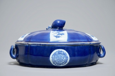 Une terrine couverte sur pr&eacute;sentoir en porcelaine de Chine bleu poudr&eacute;, 19&egrave;me