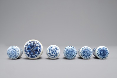 Douze pommeaux de cannes ou boutons pour peintures rouleau en porcelaine de Chine bleu et blanc, 18&egrave;me et apr&egrave;s