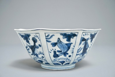 Un bol octagonal en porcelaine de Chine bleu et blanc &agrave; d&eacute;cor de poissons, Wanli