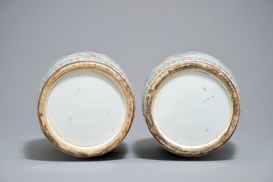 Une paire de vases en porcelaine de Chine famille rose aux oiseaux parmi fleurs, 19&egrave;me