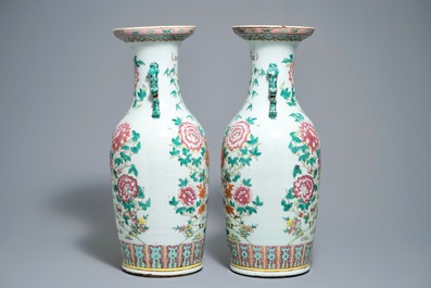 Une paire de vases en porcelaine de Chine famille rose aux oiseaux parmi fleurs, 19&egrave;me