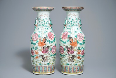 Une paire de vases en porcelaine de Chine famille rose aux oiseaux parmi fleurs, 19&egrave;me