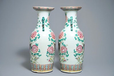 Une paire de vases en porcelaine de Chine famille rose aux oiseaux parmi fleurs, 19&egrave;me