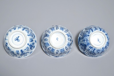 Twaalf Chinese blauwwitte koppen en schotels met floraal decor, Kangxi