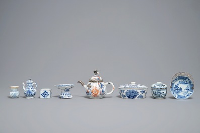 Un lot vari&eacute; en porcelaine de Chine bleu et blanc et de style Imari, 18&egrave;me